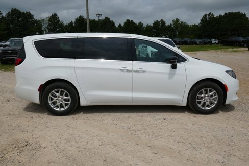 New 2025 Chrysler Voyager LX image 3