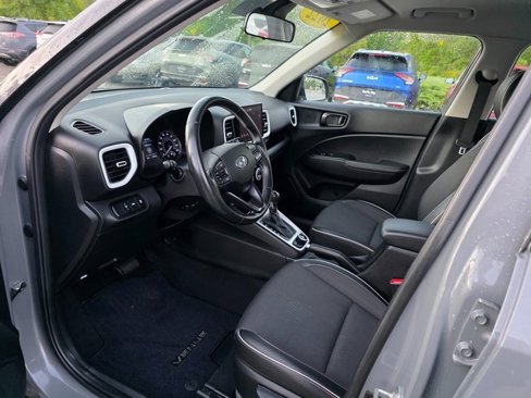 Used 2022 Hyundai Venue Limited image 14