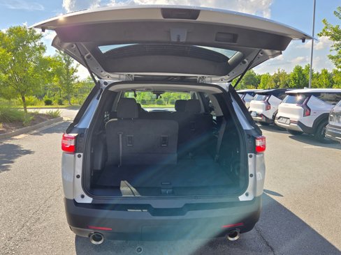 Used 2021 Chevrolet Traverse LS image 18