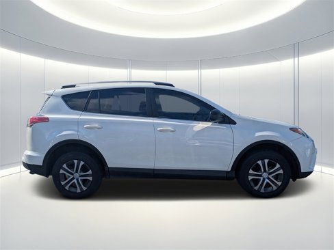 Used 2018 Toyota RAV4 LE image 2