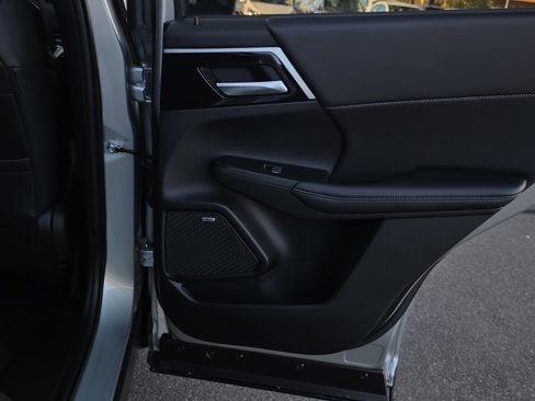New 2025 Mitsubishi Outlander SE image 20
