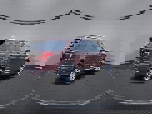 Used 2018 Ford Explorer XLT w/ Equipment Group 202A image 8
