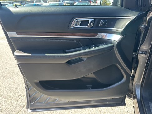 Used 2017 Ford Explorer Limited image 29