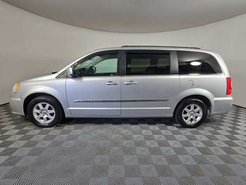 Used 2012 Chrysler Town & Country Touring image 2