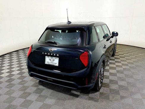 Used 2025 MINI Cooper 4-Door Hardtop image 6
