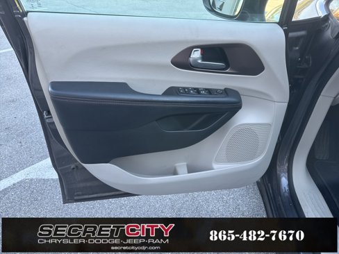 Used 2017 Chrysler Pacifica Touring-L image 20