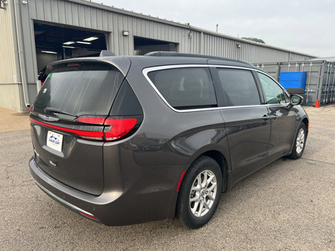 Used 2022 Chrysler Pacifica Touring-L image 3