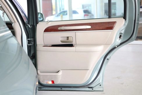 Used 2005 Lincoln Town Car Signature Limited image 17