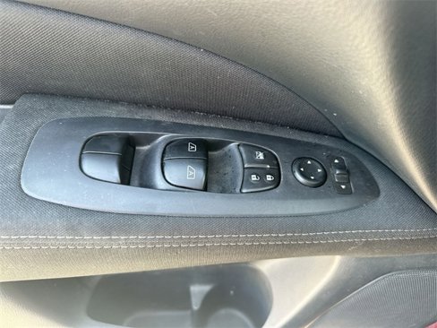 Used 2017 Nissan Pathfinder SV image 13