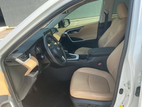 Used 2021 Toyota RAV4 XLE Premium image 17