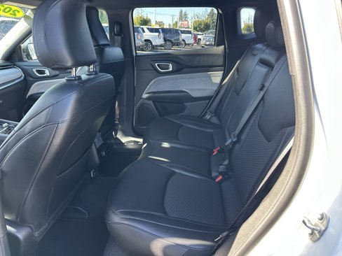 Used 2024 Jeep Compass Latitude image 12