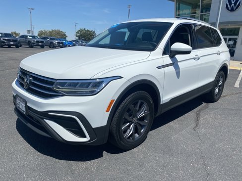 Certified 2022 Volkswagen Tiguan SE image 3