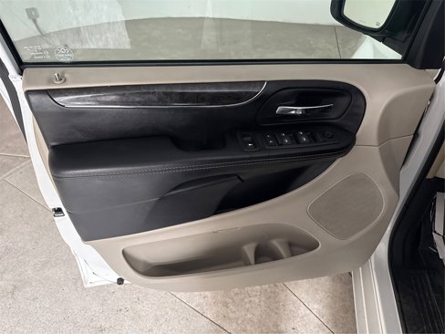 Used 2015 Chrysler Town & Country Touring-L image 10