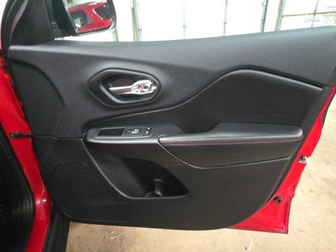 Used 2019 Jeep Cherokee Trailhawk w/ Cold Weather Group image 6