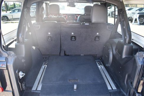Used 2017 Volkswagen Tiguan S image 18