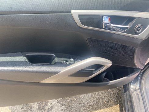 Used 2015 Hyundai Veloster image 12