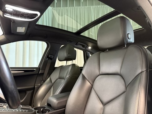 Certified 2018 Porsche Macan Sport Edition image 27