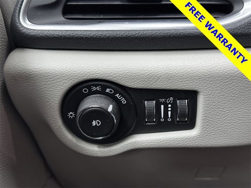 Used 2018 Chrysler Pacifica Limited image 17