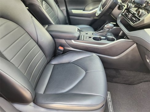 Used 2022 Toyota Highlander XLE image 15