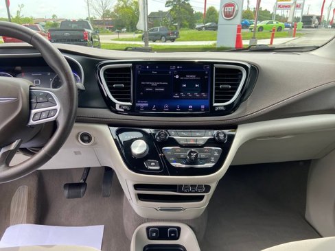 Used 2021 Chrysler Pacifica Touring image 28