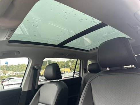 Used 2020 Volkswagen Tiguan SE w/ Panoramic Sunroof Package image 39