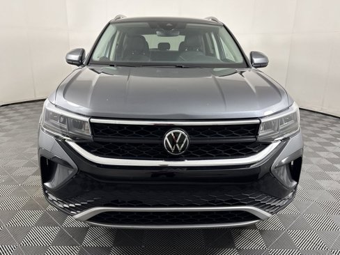 Used 2024 Volkswagen Taos SE image 2