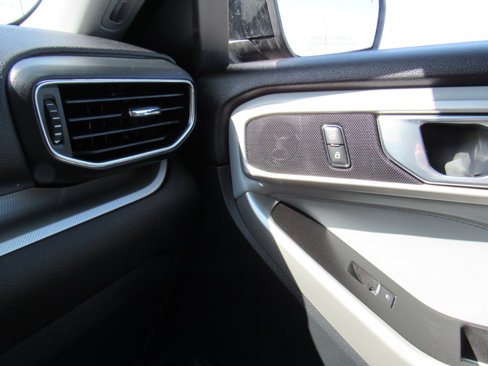 Used 2022 Ford Explorer XLT w/ Equipment Group 202A image 25