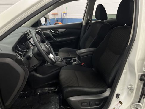 Used 2018 Nissan Rogue SV w/ Premium Package image 4