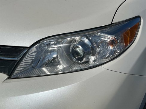 Used 2020 Toyota Sienna XLE image 9