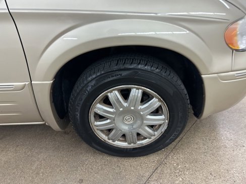 Used 2005 Chrysler Town & Country Limited image 14