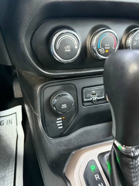 Used 2015 Jeep Renegade Sport w/ Power & Air Group image 39