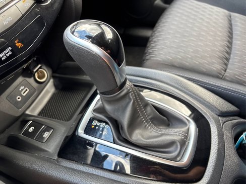 Used 2019 Nissan Rogue SV w/ Premium Package image 14