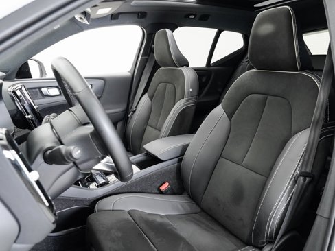 Used 2022 Volvo XC40 P8 Recharge Plus image 5