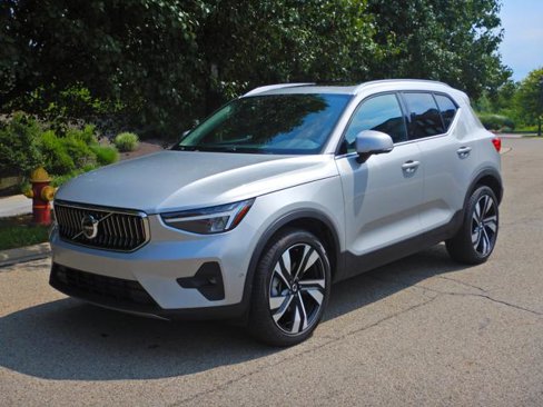 Used 2025 Volvo XC40 B5 Plus image 1