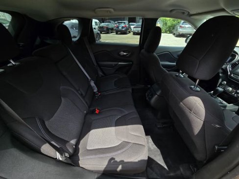 Used 2019 Jeep Cherokee Latitude w/ Cold Weather Group image 15