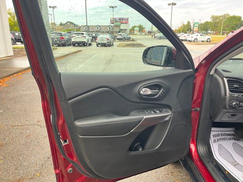 Used 2019 Jeep Cherokee Limited image 12