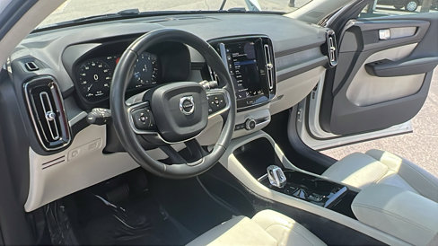 Used 2022 Volvo XC40 T4 Inscription w/ Advanced Package image 16