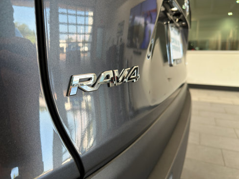 Used 2021 Toyota RAV4 XLE image 16