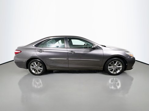 Used 2016 Toyota Camry SE image 3