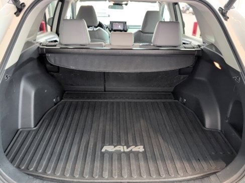 Used 2020 Toyota RAV4 XLE Premium image 11
