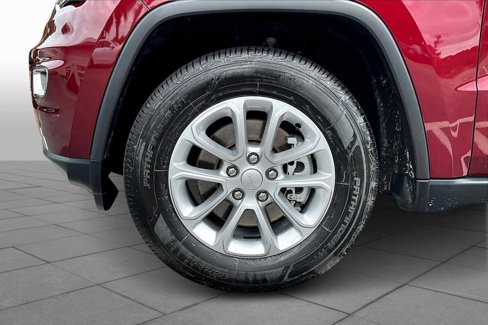 Used 2021 Jeep Grand Cherokee Laredo image 10