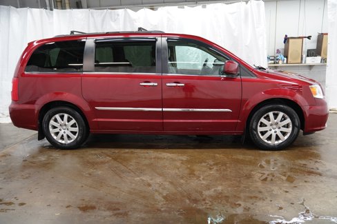 Used 2016 Chrysler Town & Country Touring w/ Driver Convenience Group image 2