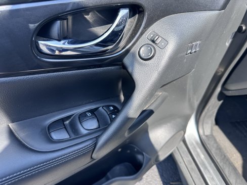 Used 2018 Nissan Rogue SV w/ Premium Package image 4