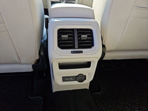 Used 2023 Volkswagen Tiguan SE image 8
