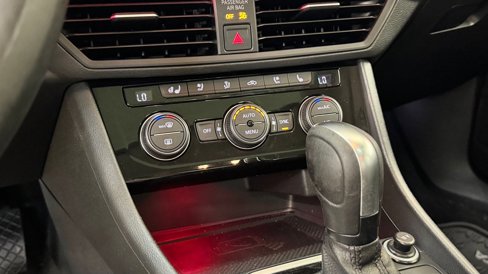 Used 2020 Volkswagen Jetta SEL Premium image 19
