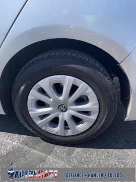 Used 2019 Toyota Prius L Eco image 11