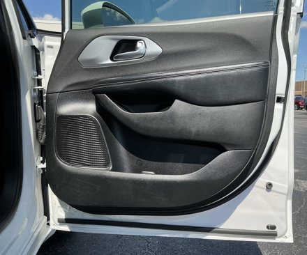 Used 2019 Chrysler Pacifica Touring-L Plus w/ Advanced Safetytec Group image 25