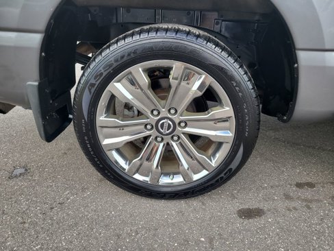 Used 2018 Nissan Titan SV w/ Chrome Package image 5
