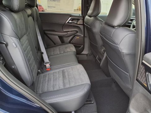 New 2025 Mitsubishi Outlander SE image 9