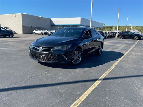 Used 2017 Toyota Camry SE image 1
